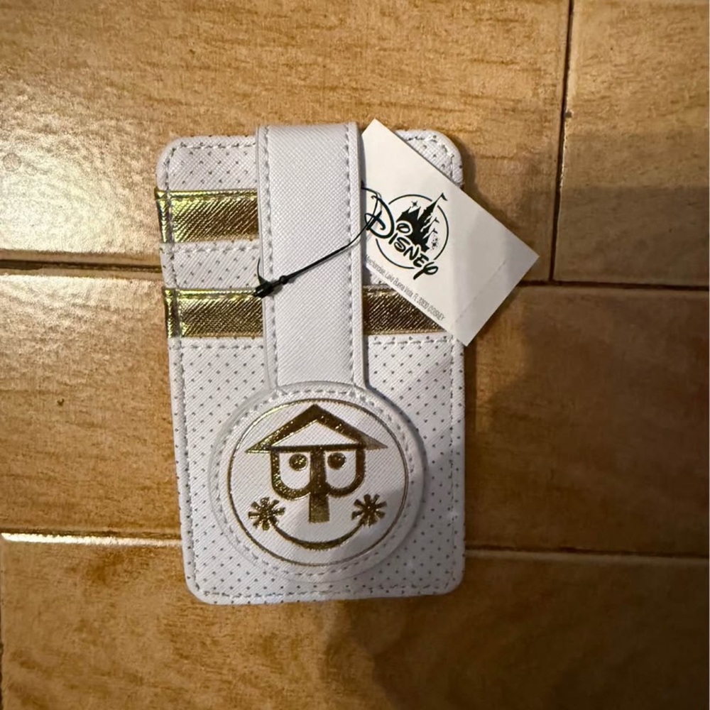 NWT Walt Disney World Small World ID Card Holder